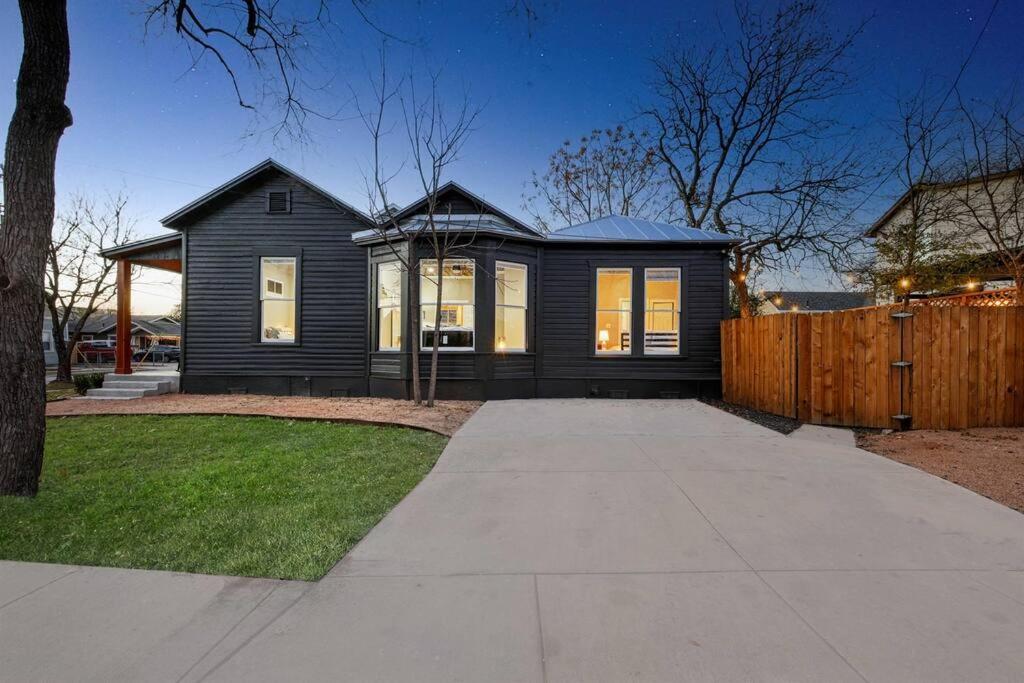 3Bdrm Historic Beauty - Walk to Riverwalk & Alamo view 3