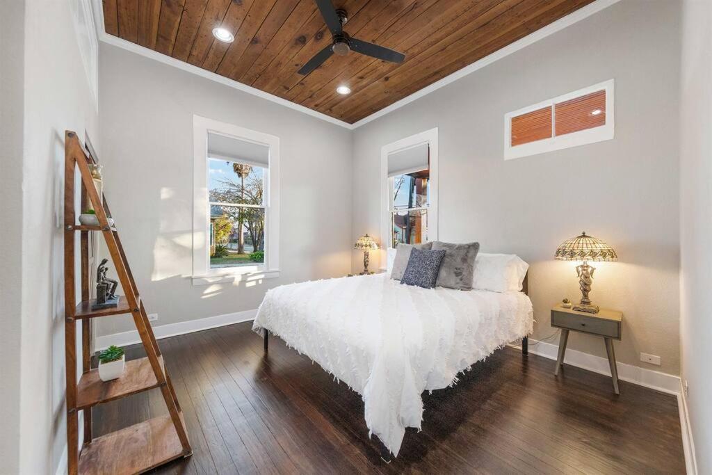 3Bdrm Historic Beauty - Walk to Riverwalk & Alamo view 5