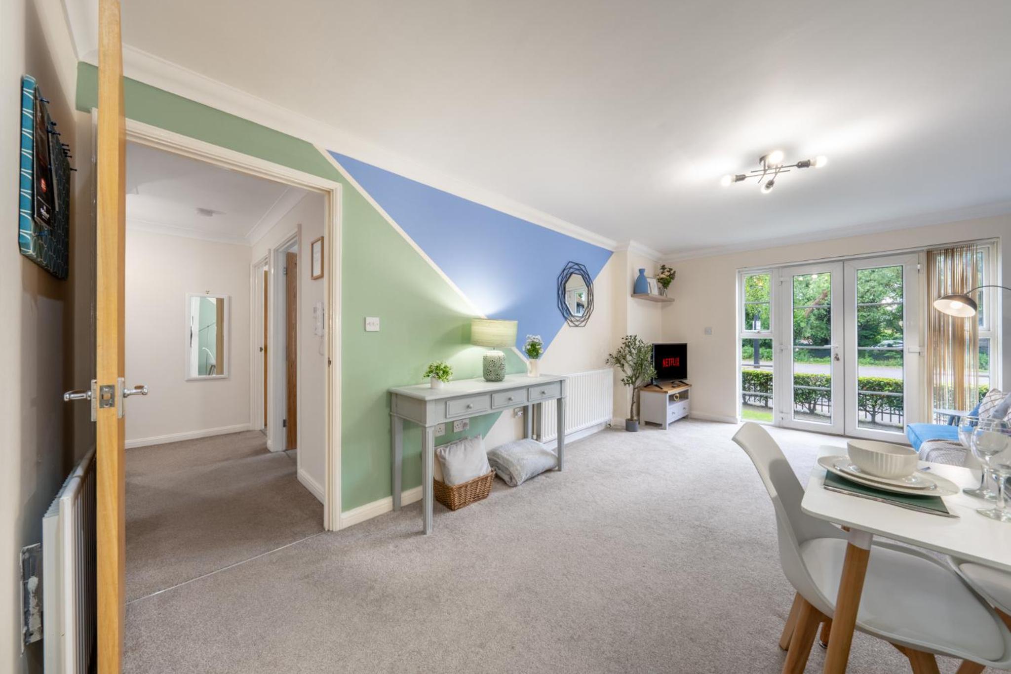 STN - Bishops's Stortford - Free Gated Parking - Two Bed Apartment - Perfect location for Stansted Airport view 5