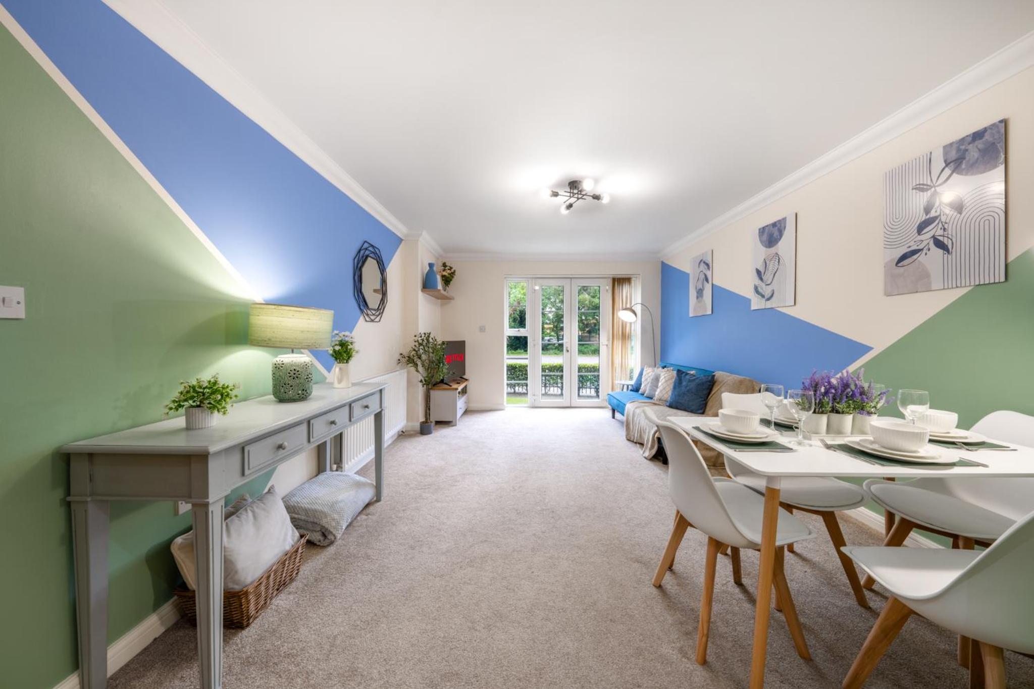 STN - Bishops's Stortford - Free Gated Parking - Two Bed Apartment - Perfect location for Stansted Airport view 2