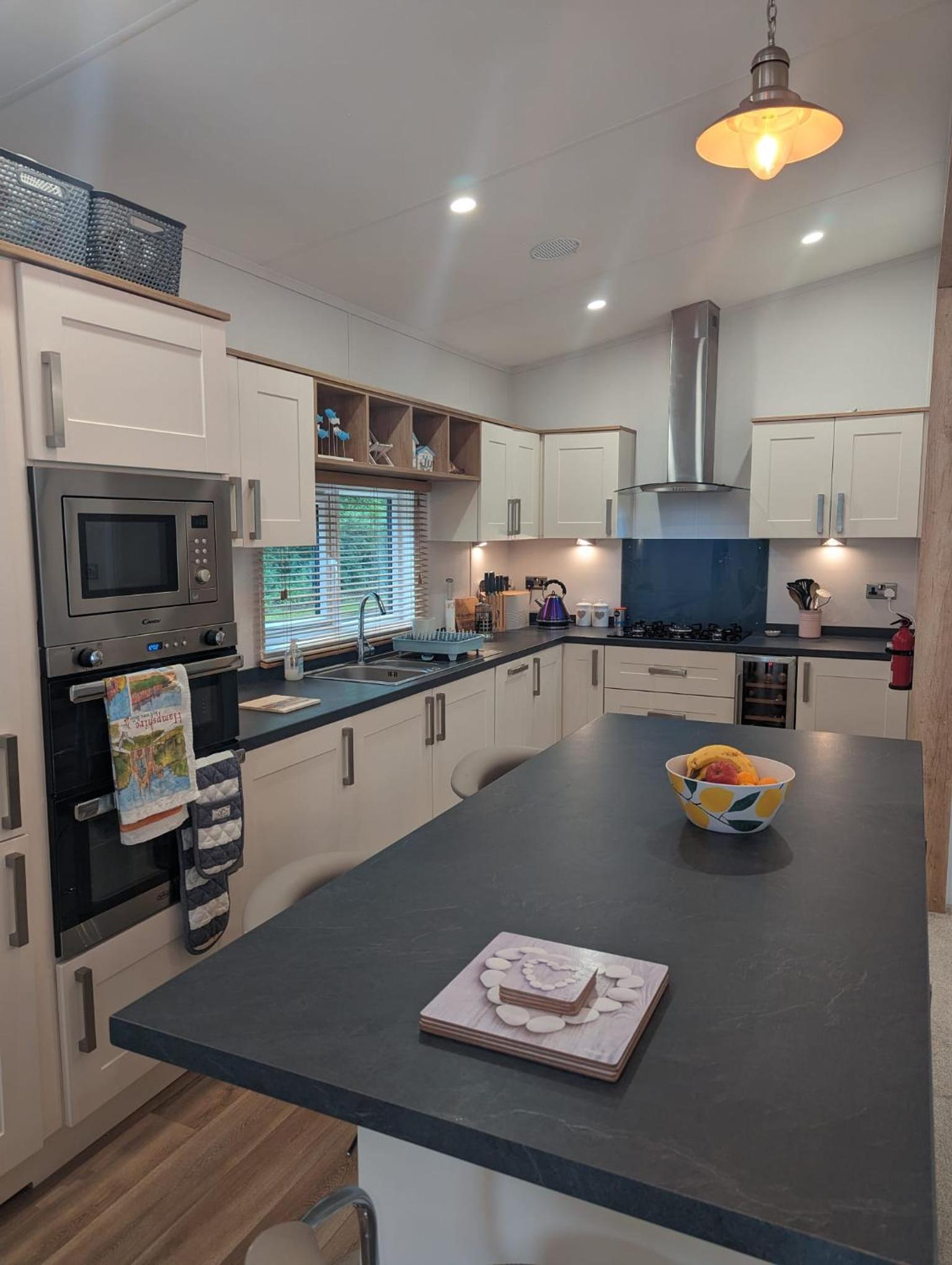 LUXURY STUNNING SENSATION LODGE ON 5 STAR SHOREFIELD COUNTRY PARK New Forest ENTERTAINMENT AND LEISURE PASSES INCLUDED view 2