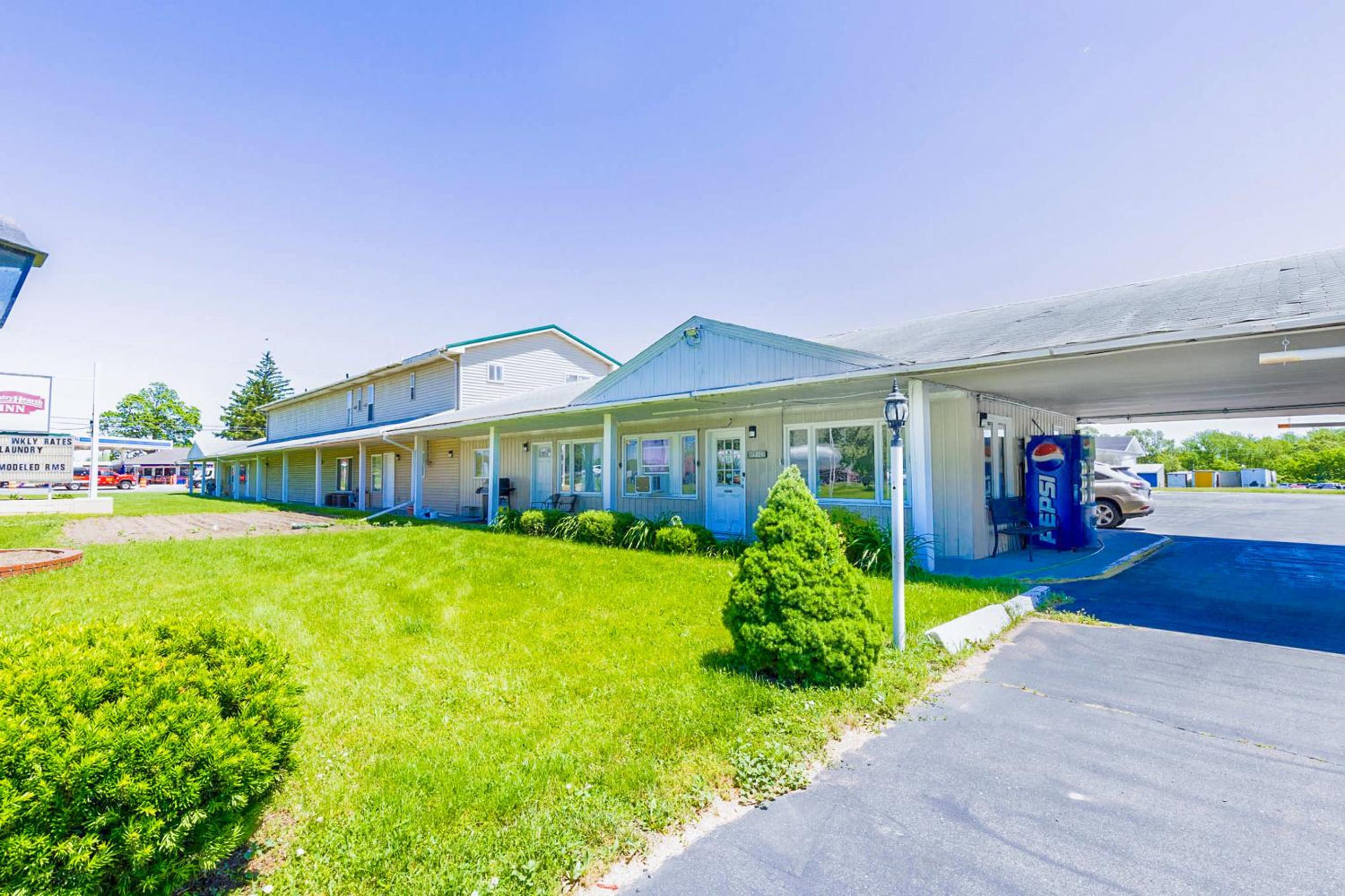 Coldwater Vacations - Country Hearth Inn  Suites By OYO Sturgis - Property Image 1