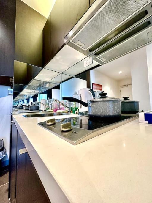 Modern 1BR West Melbourne Gateway