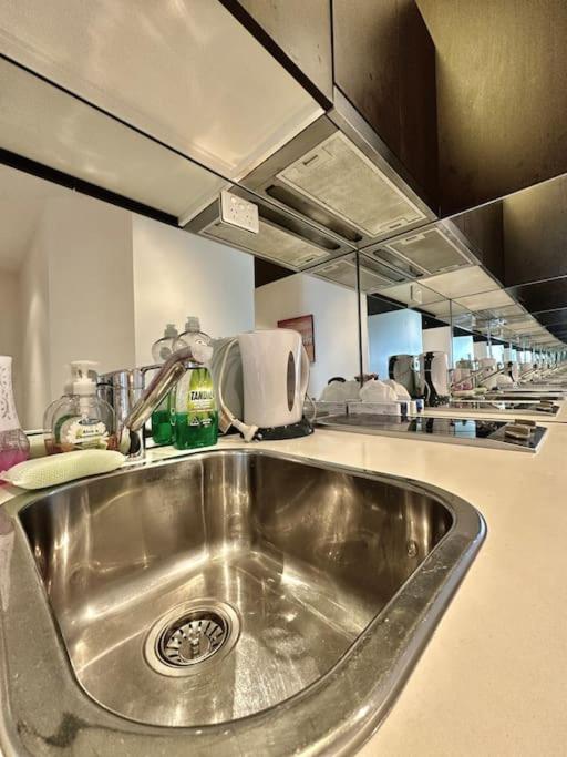 Modern 1BR West Melbourne Gateway