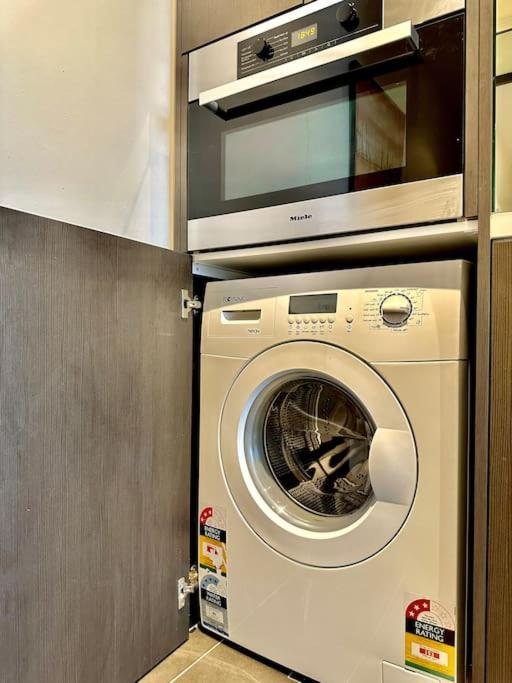 Modern 1BR West Melbourne Gateway