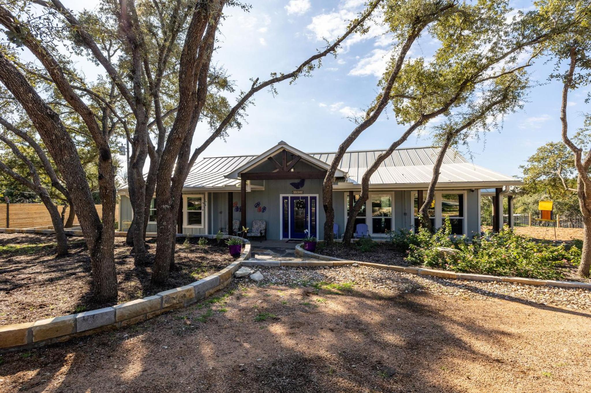 Casa Mariposa Newly Renovated Firepit*Fireplace*Great Deck*Pets Welcome!