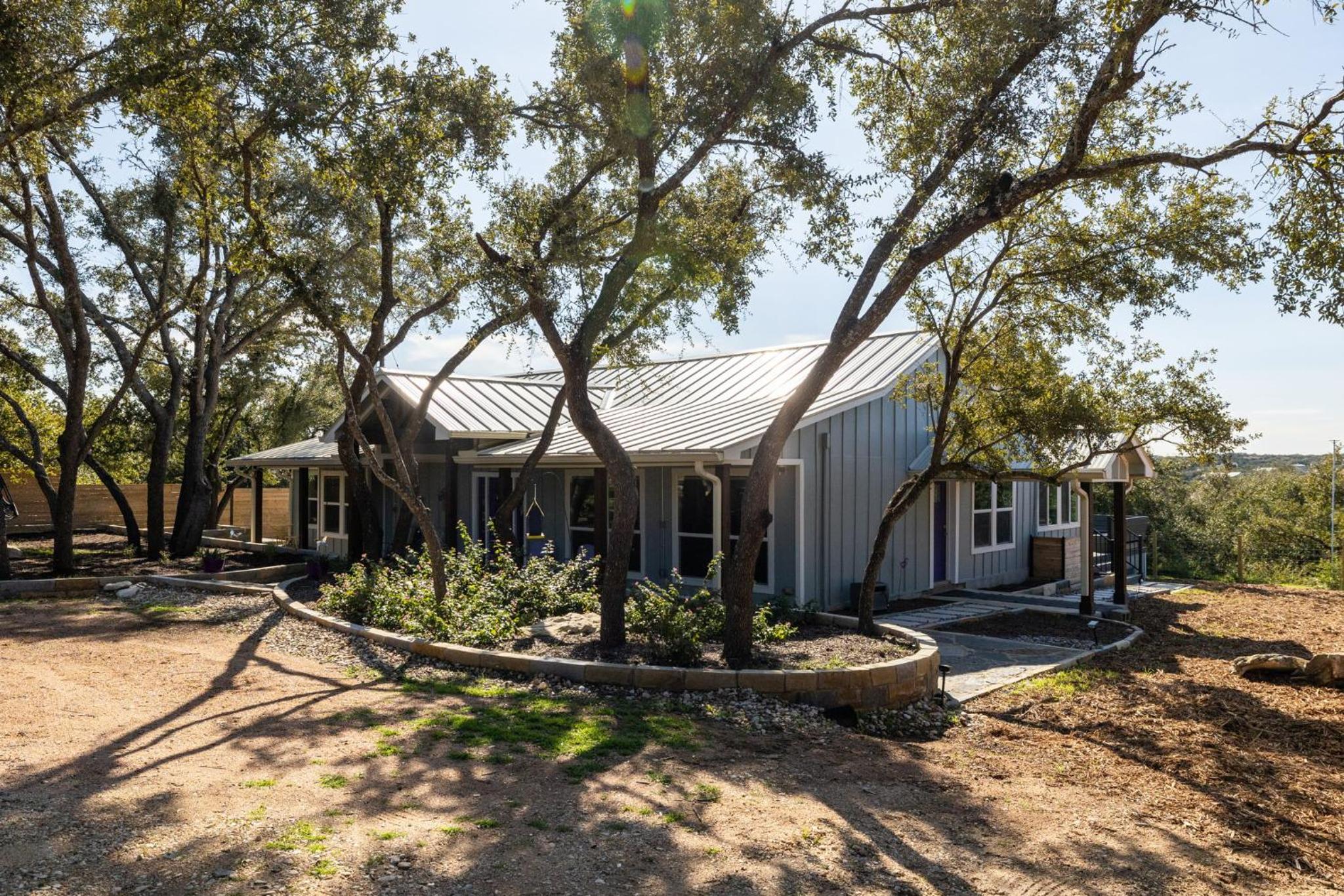 Casa Mariposa Newly Renovated Firepit*Fireplace*Great Deck*Pets Welcome!