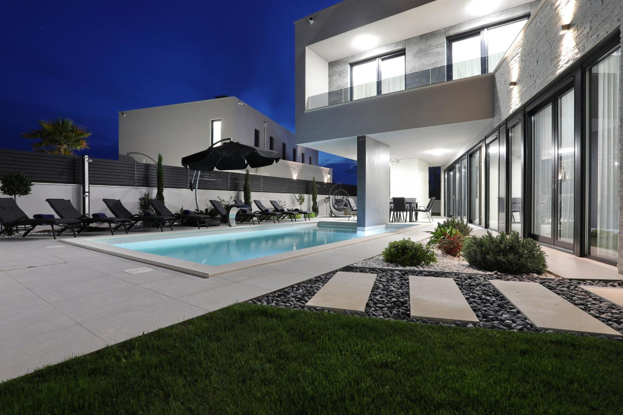 Luxurious Villa 034 with heated pool view 3