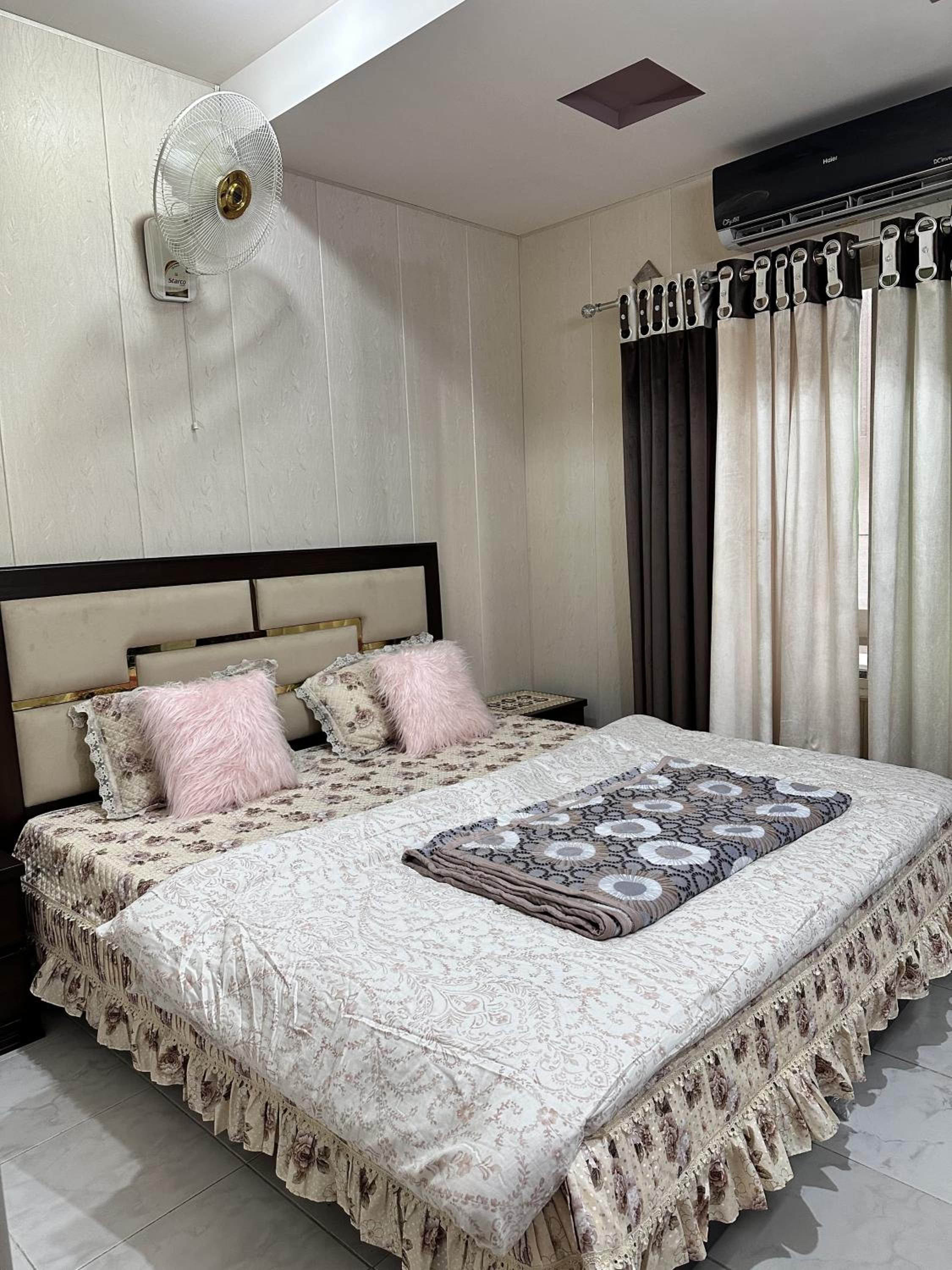 Emporium executive 2Bed in E11 2 Family Apt view 4