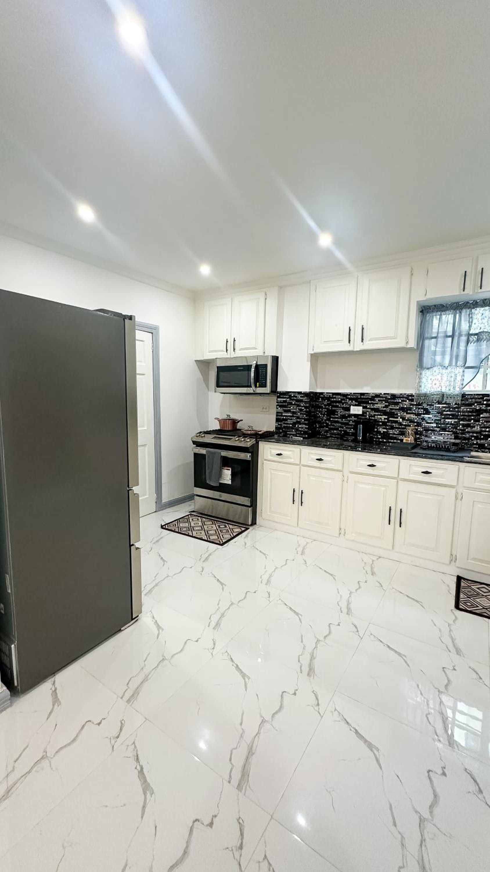 Luxurious 2 Bedroom Apartment- Georgetown view 4