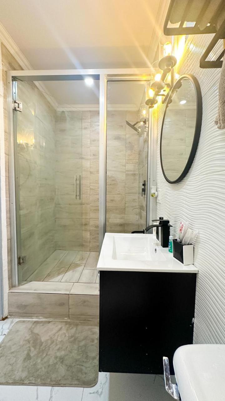 Luxurious 2 Bedroom Apartment- Georgetown view 5