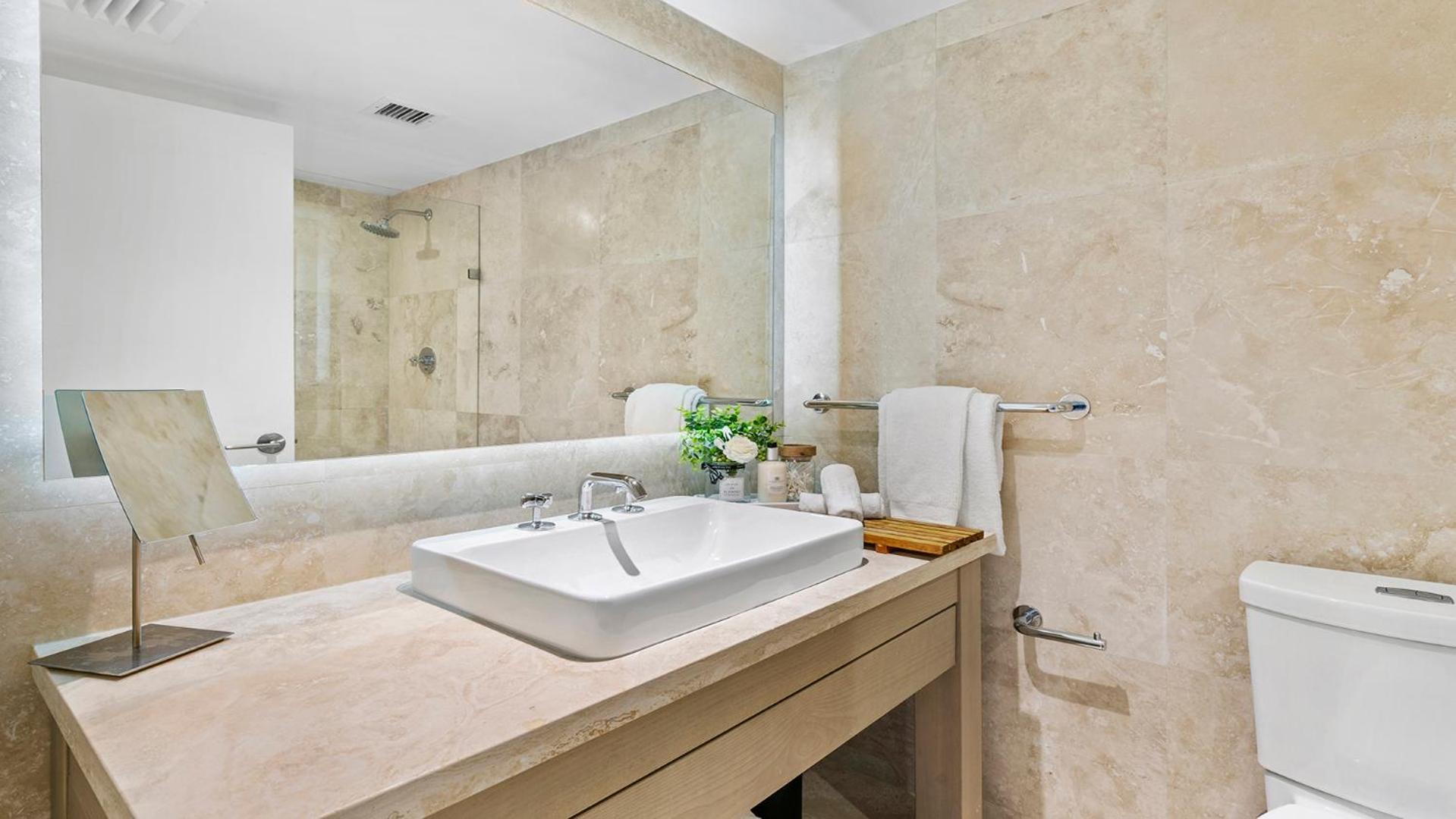 Luxurious Private Condo at 1 Hotel & Homes -945 view 4