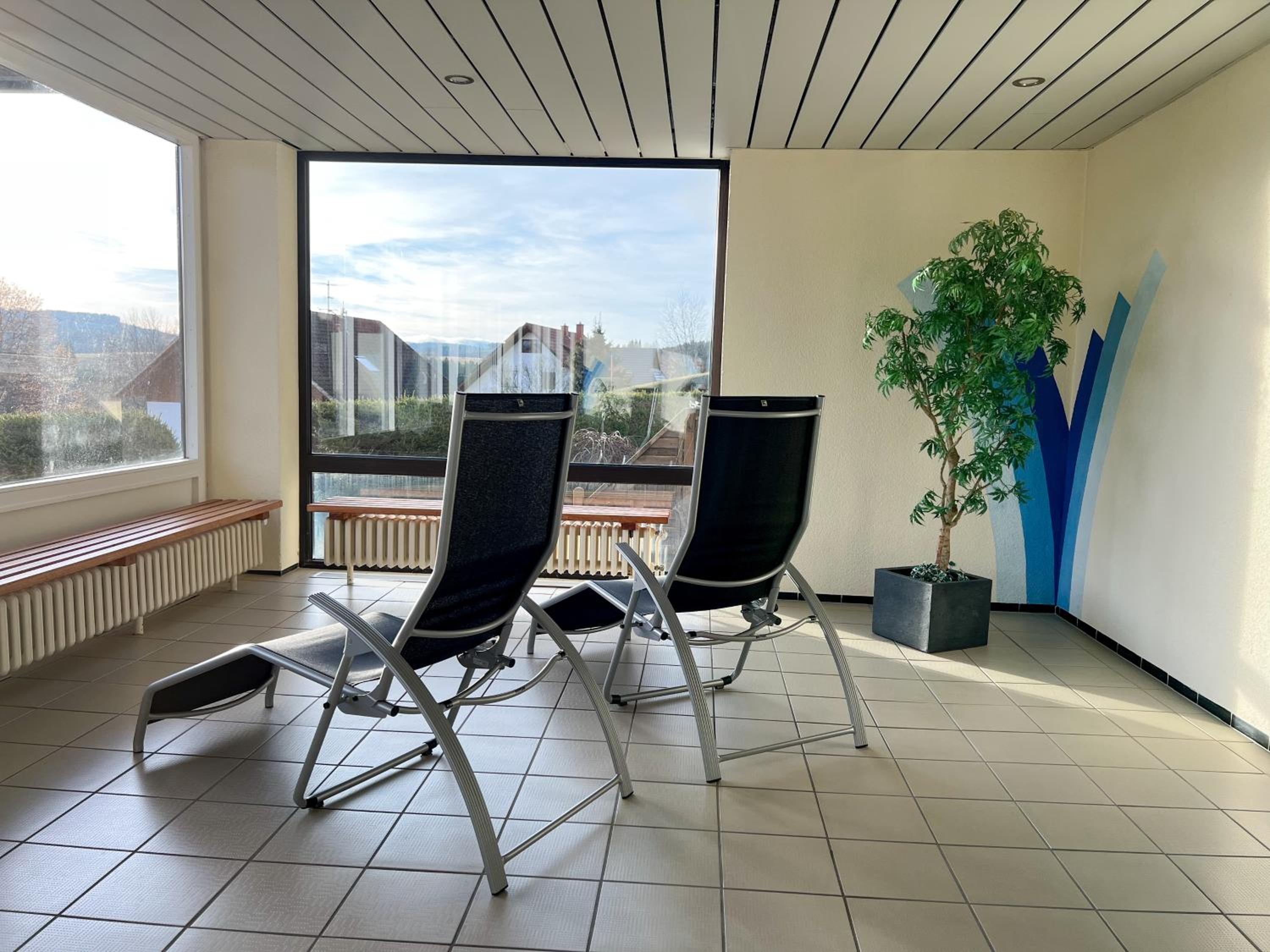 Panoramablick mit Schwimmbad und Sauna