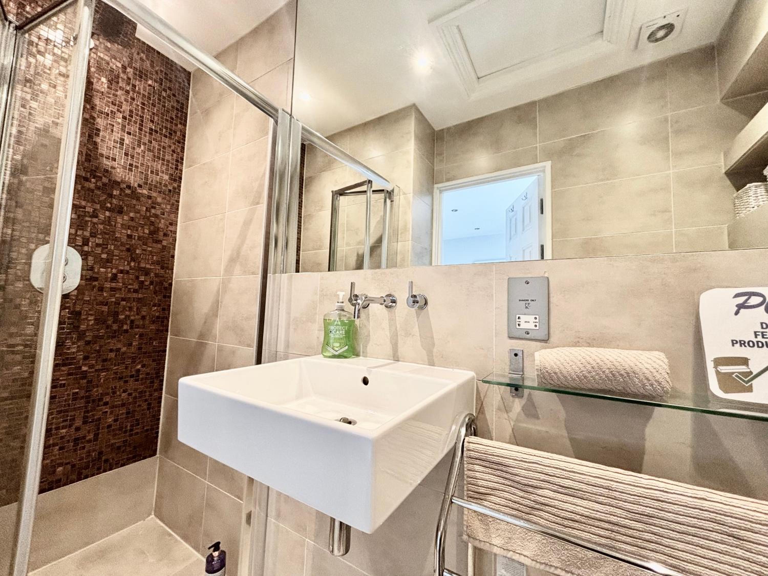 Victorian modern two bedrooms flat in West Kensington with London skyline view