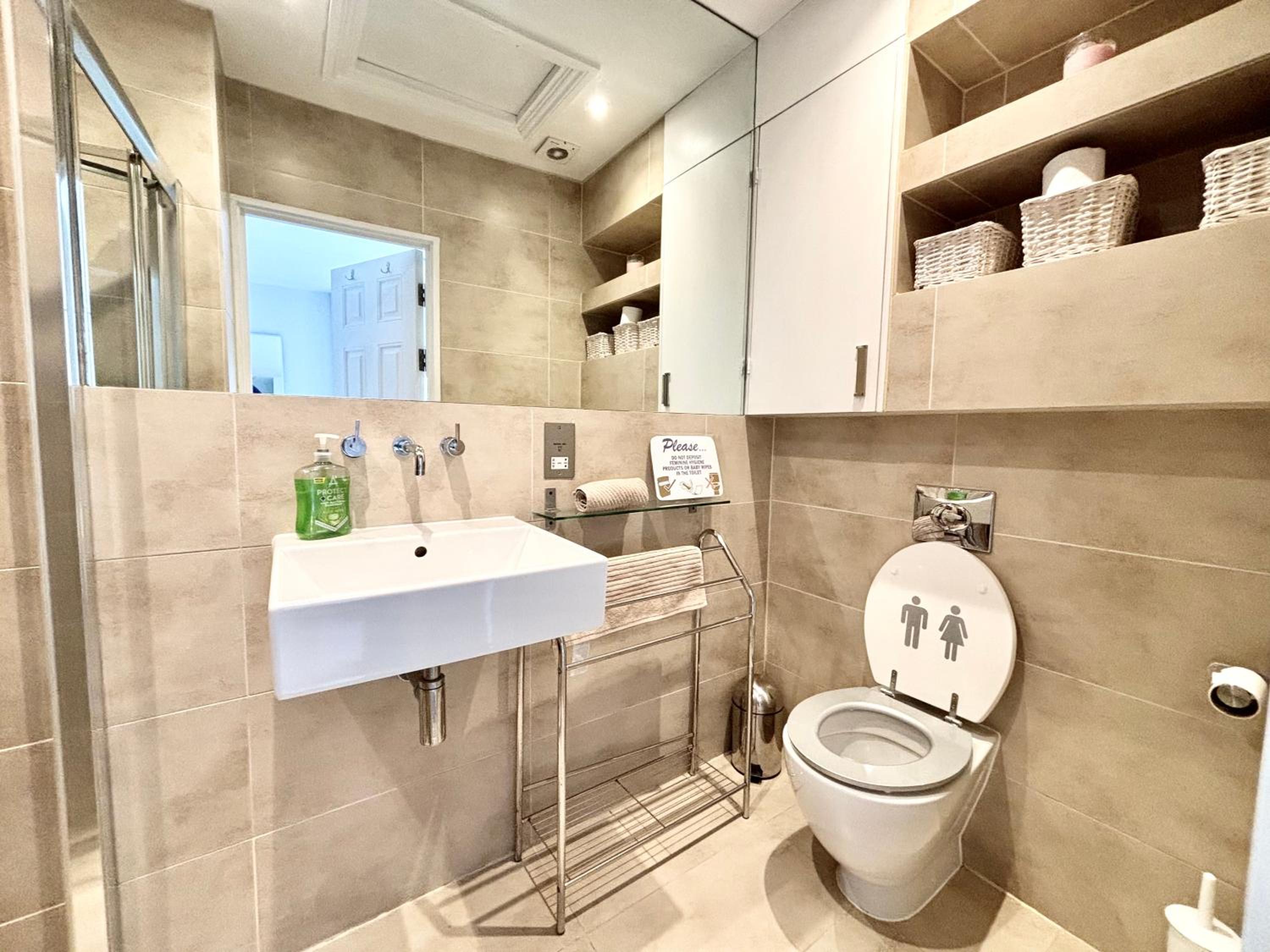 Victorian modern two bedrooms flat in West Kensington with London skyline view