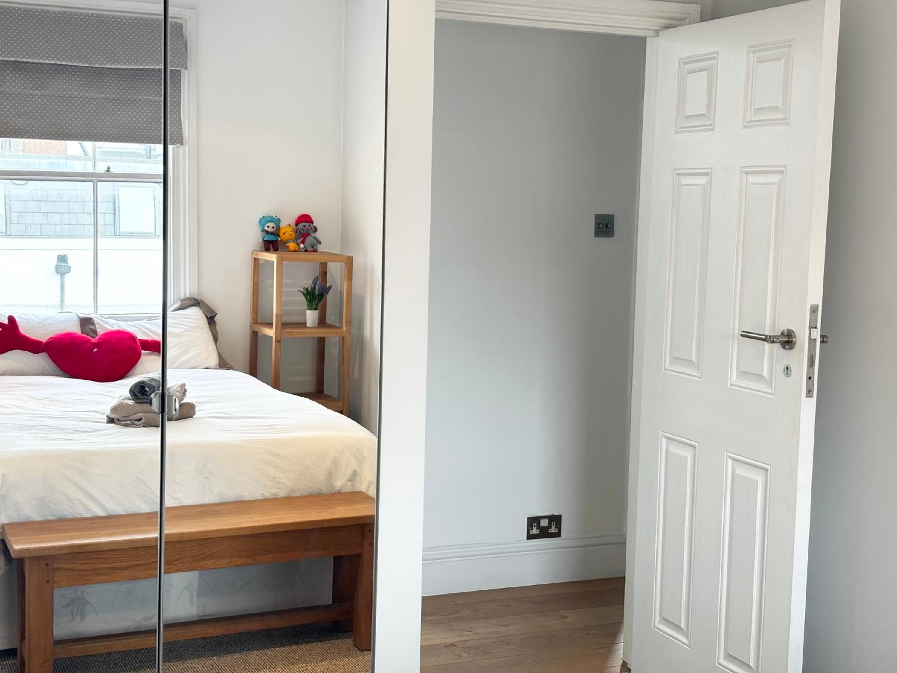 Victorian modern two bedrooms flat in West Kensington with London skyline view