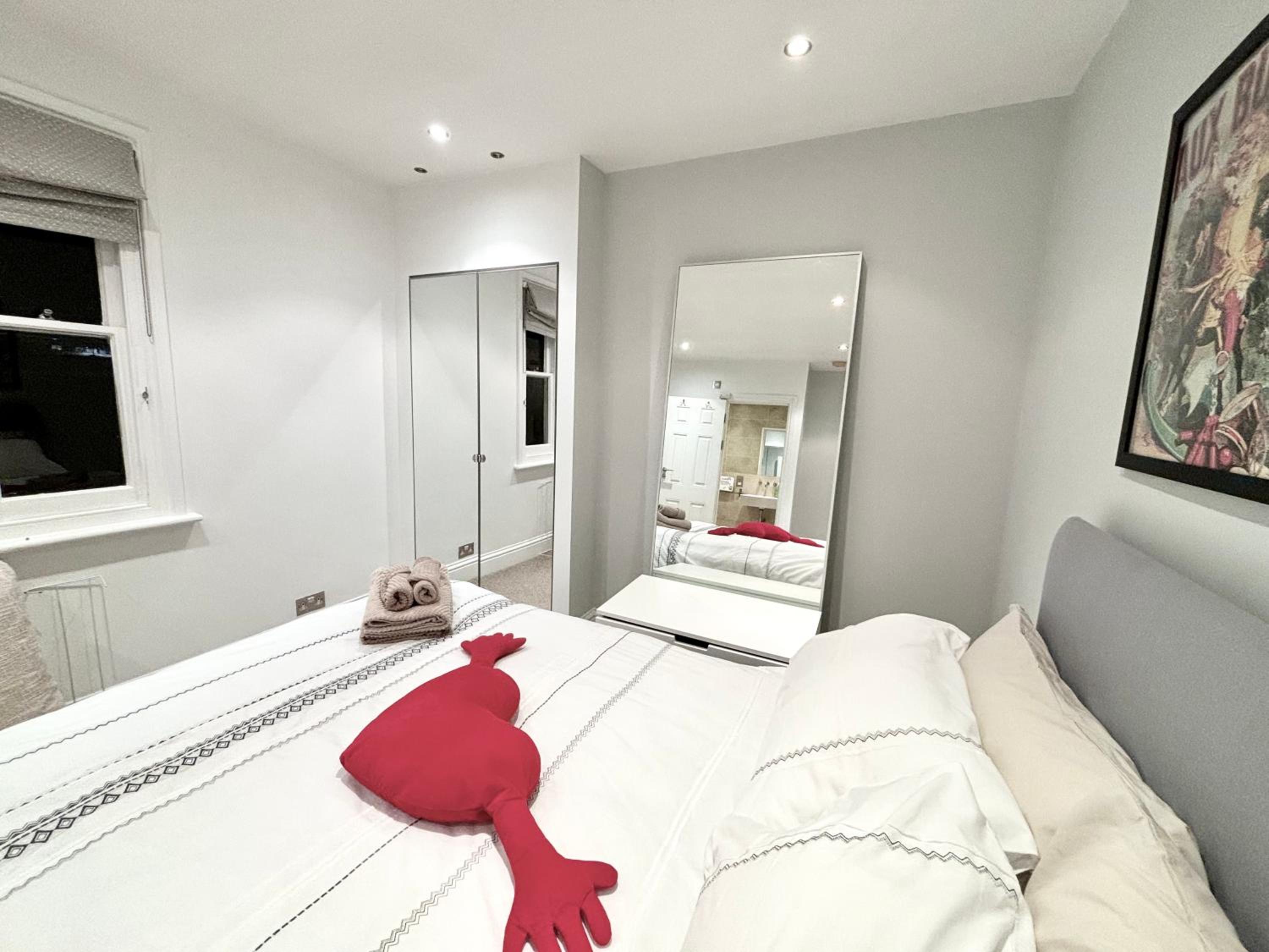Victorian modern two bedrooms flat in West Kensington with London skyline view