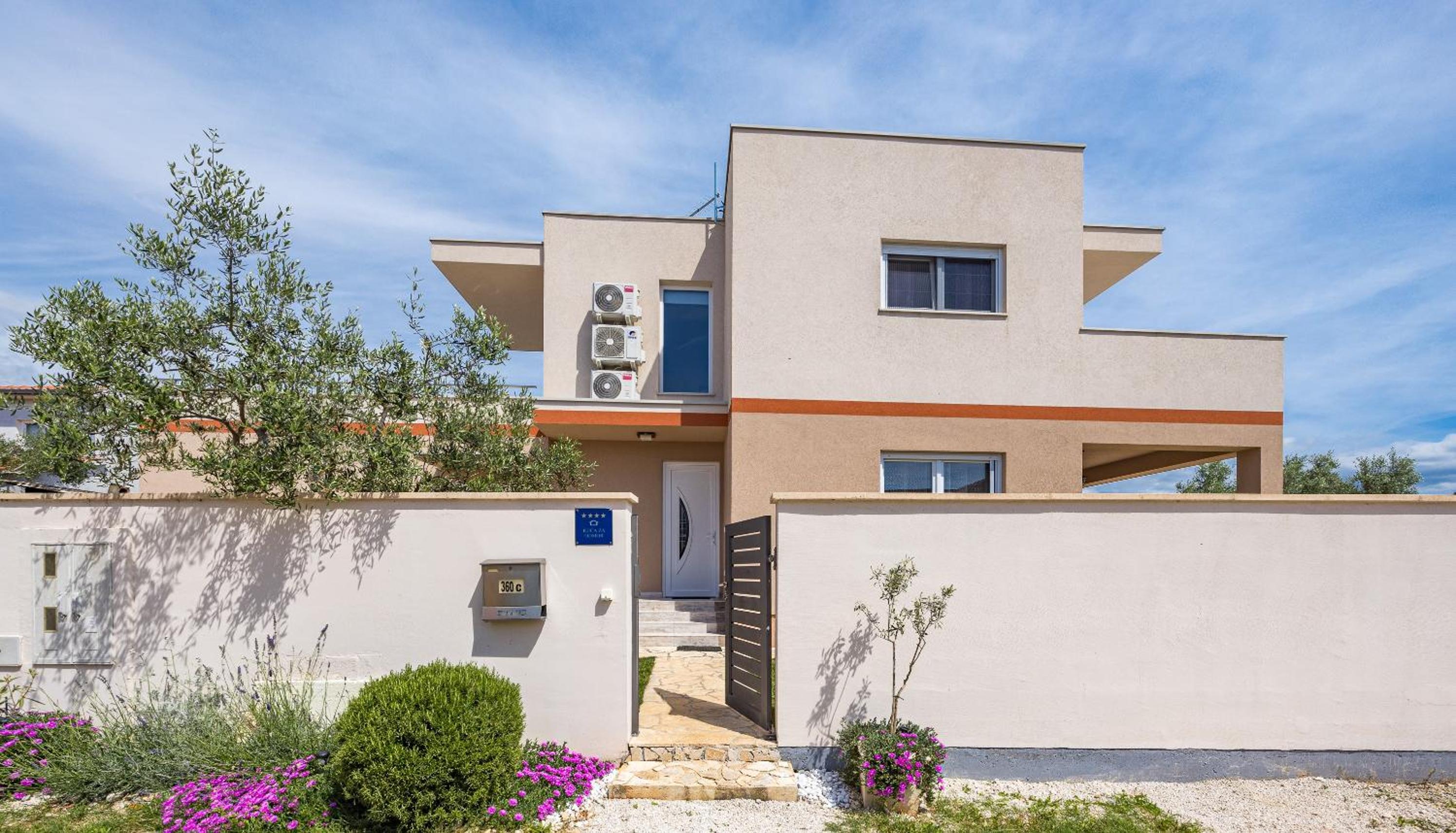 Villa Sunny Olive view 2