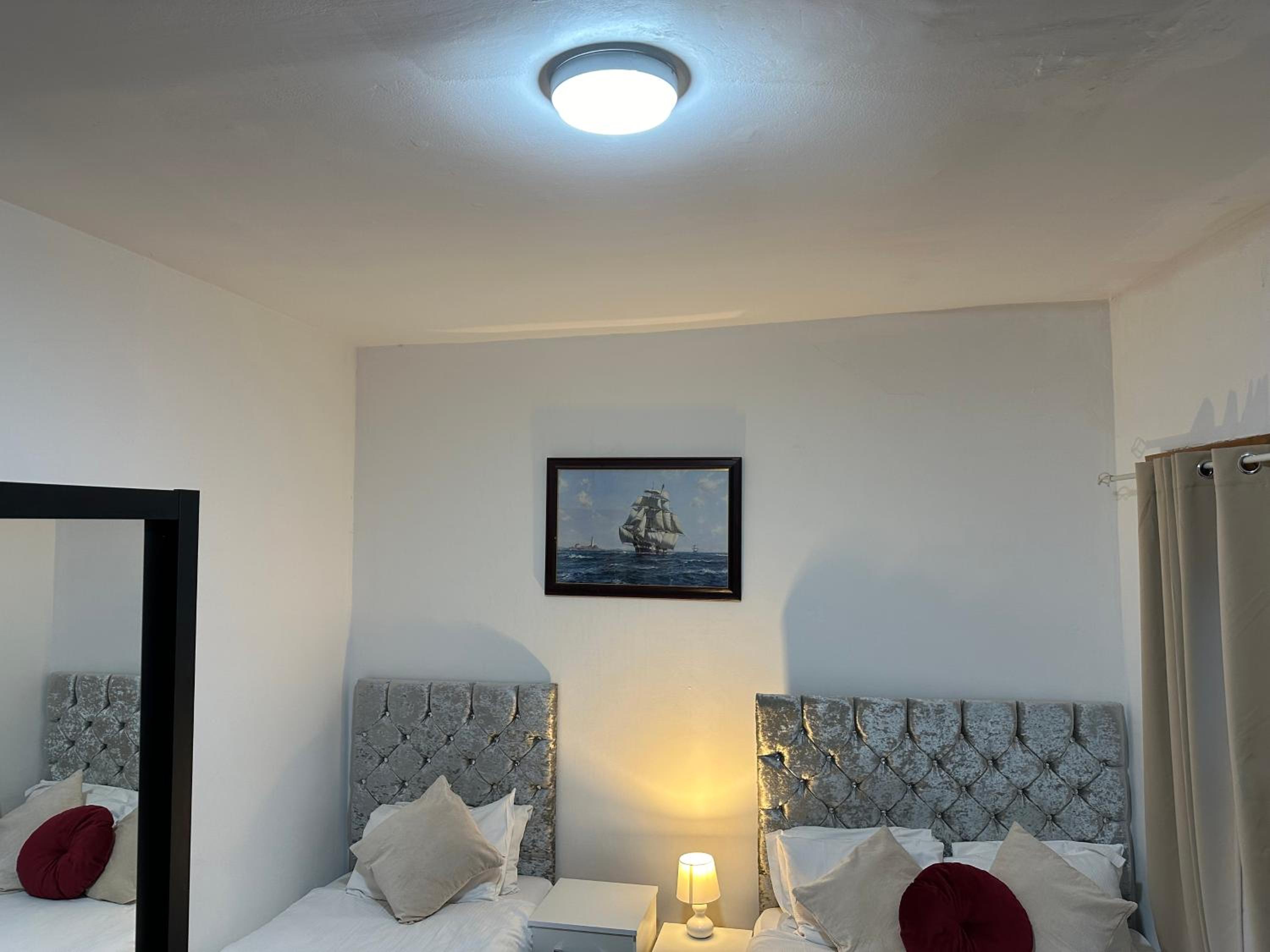 Tower Bridge Roomzzzz BnB