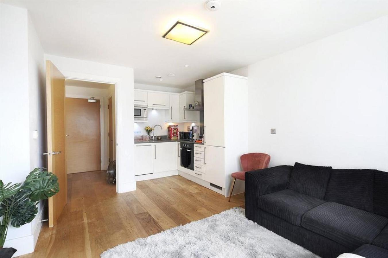 Exquisite One Bed Apartment with nice view and near tube