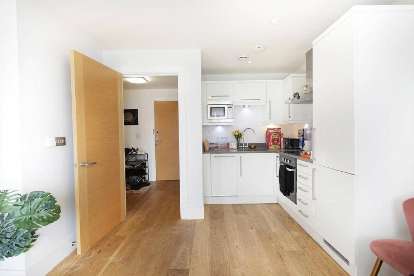 Exquisite One Bed Apartment with nice view and near tube