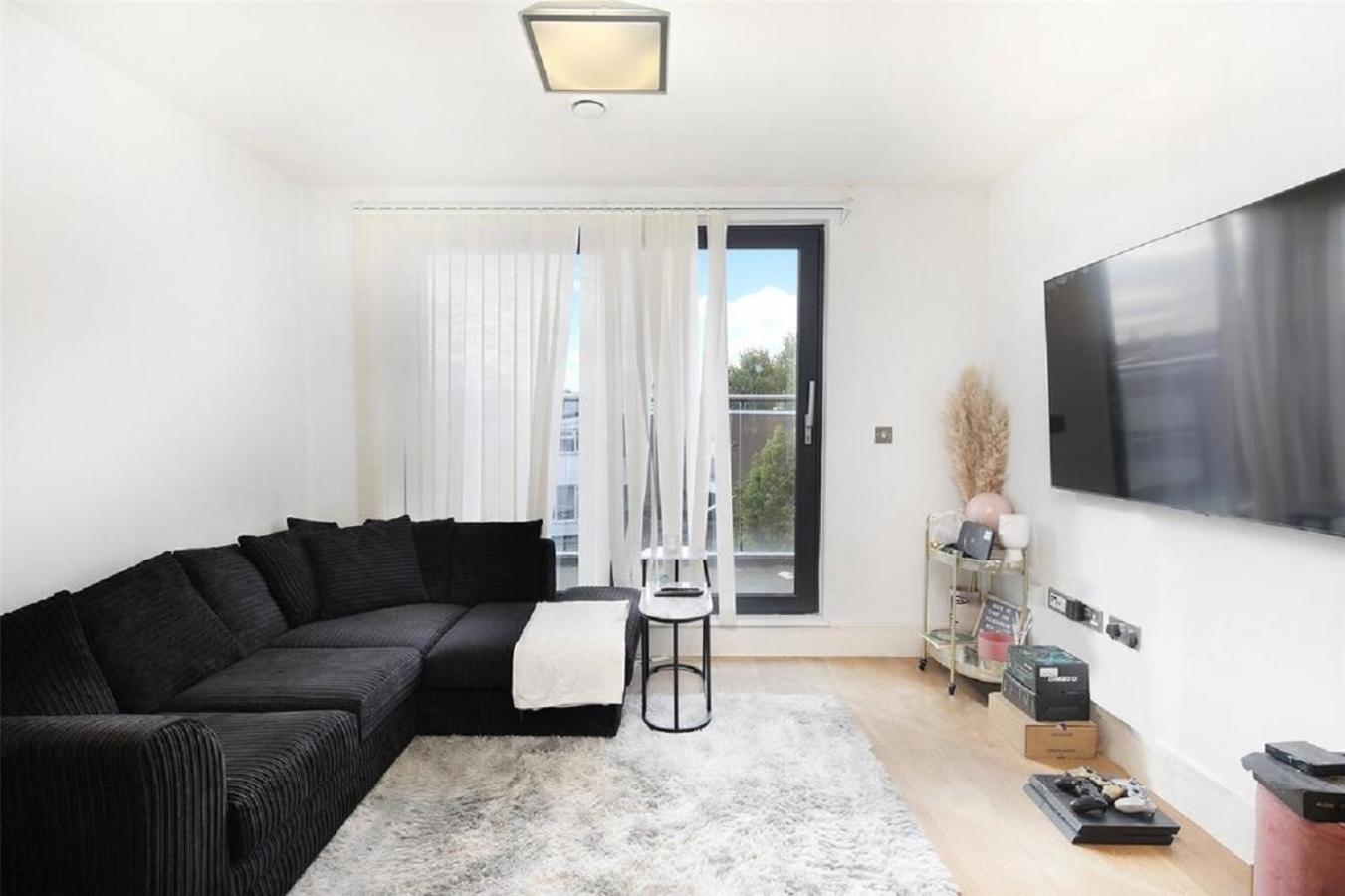 Exquisite One Bed Apartment with nice view and near tube