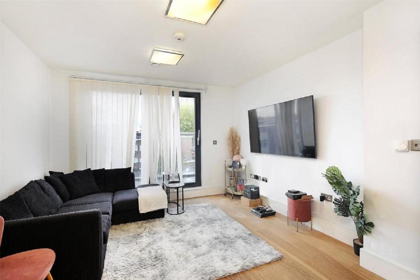 Exquisite One Bed Apartment with nice view and near tube