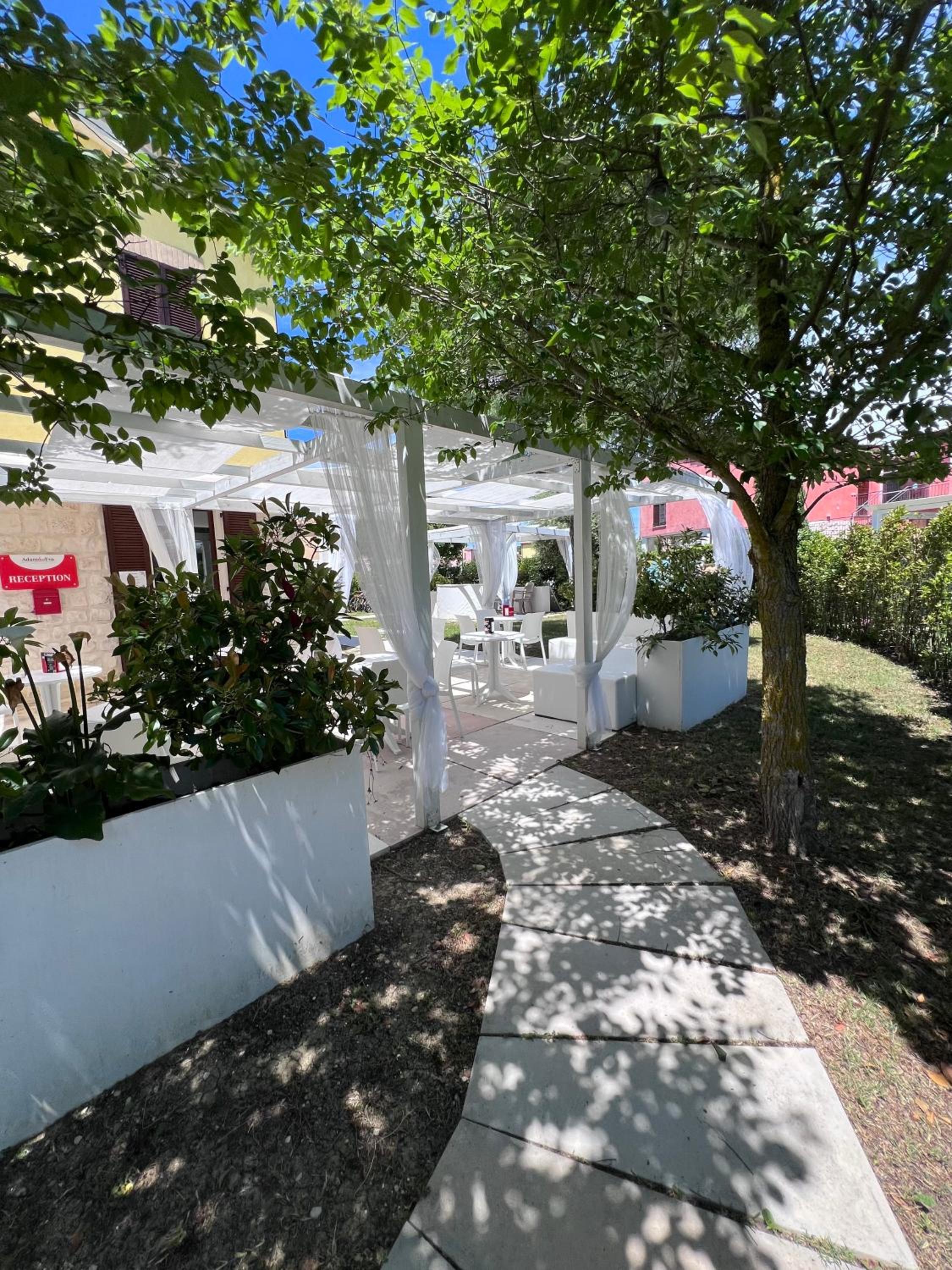 Casa Antia, nuovo bilocale con giardino in Residence con piscina