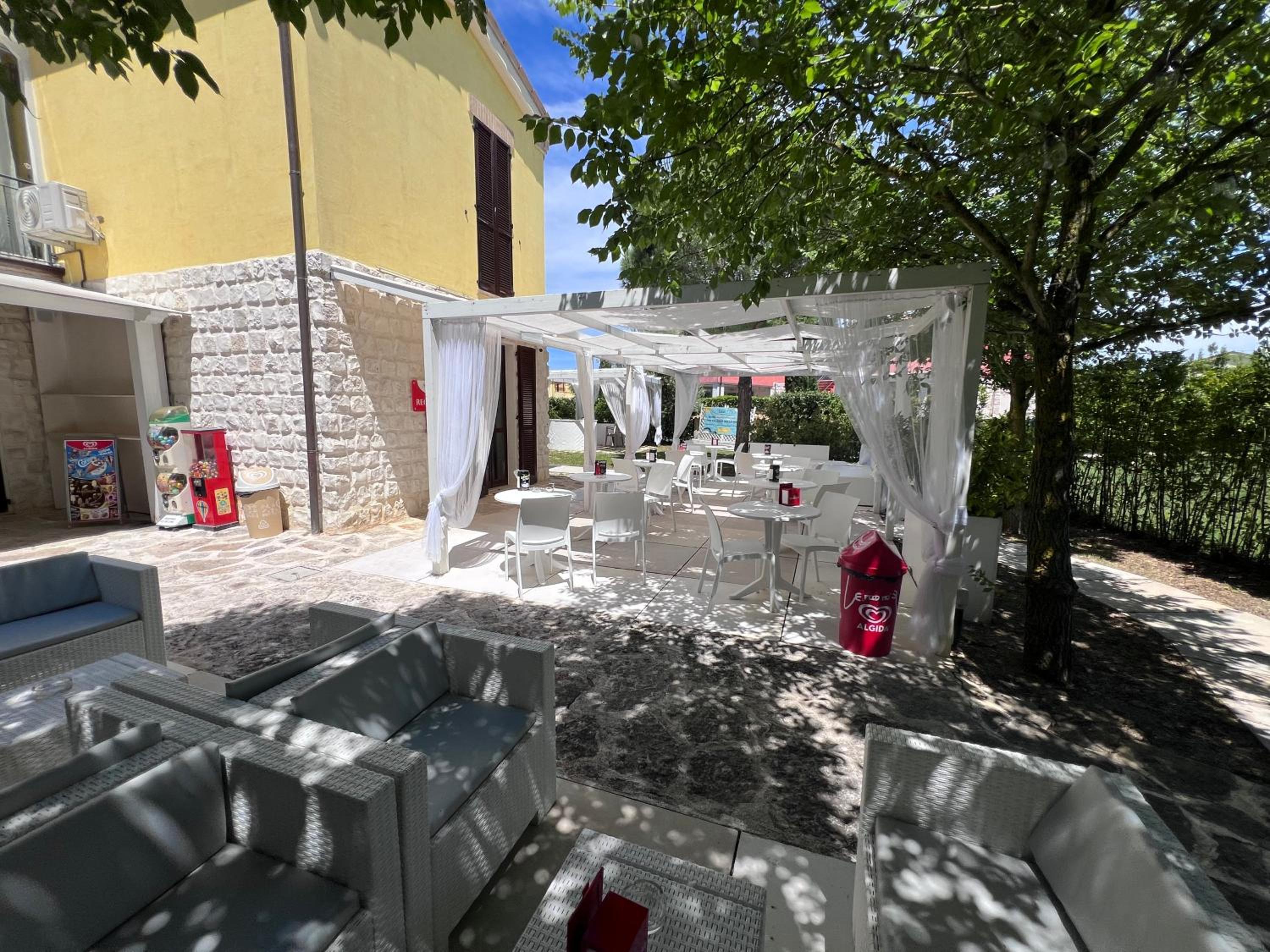Casa Antia, nuovo bilocale con giardino in Residence con piscina
