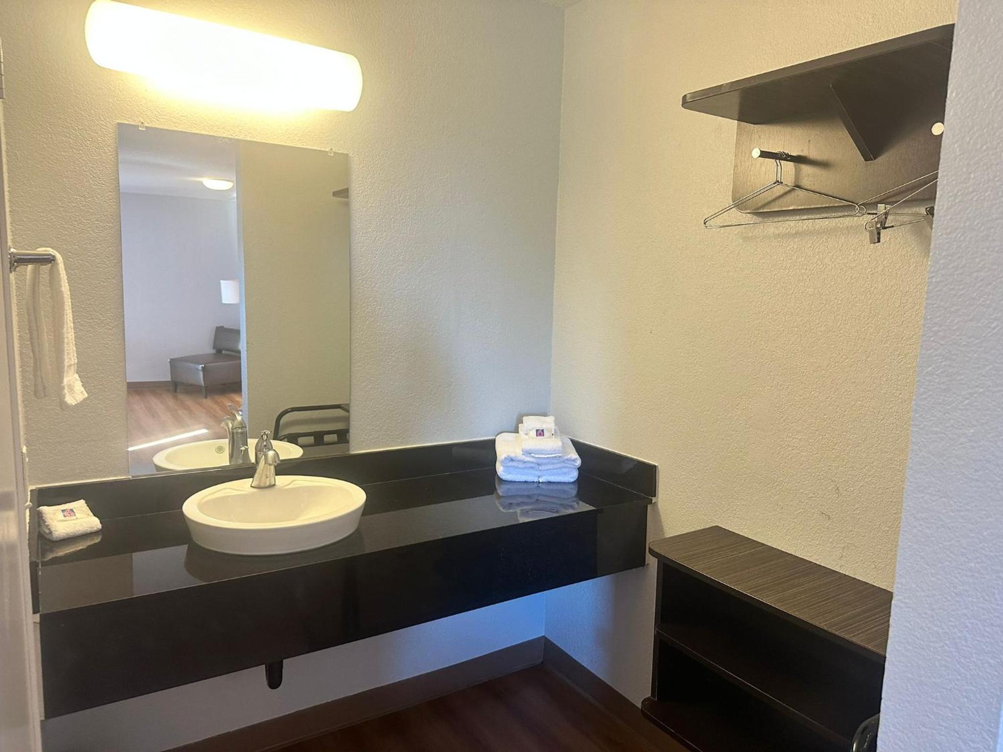 Ventura Vacations - Motel 6-Ventura, CA - South - Property Image 42