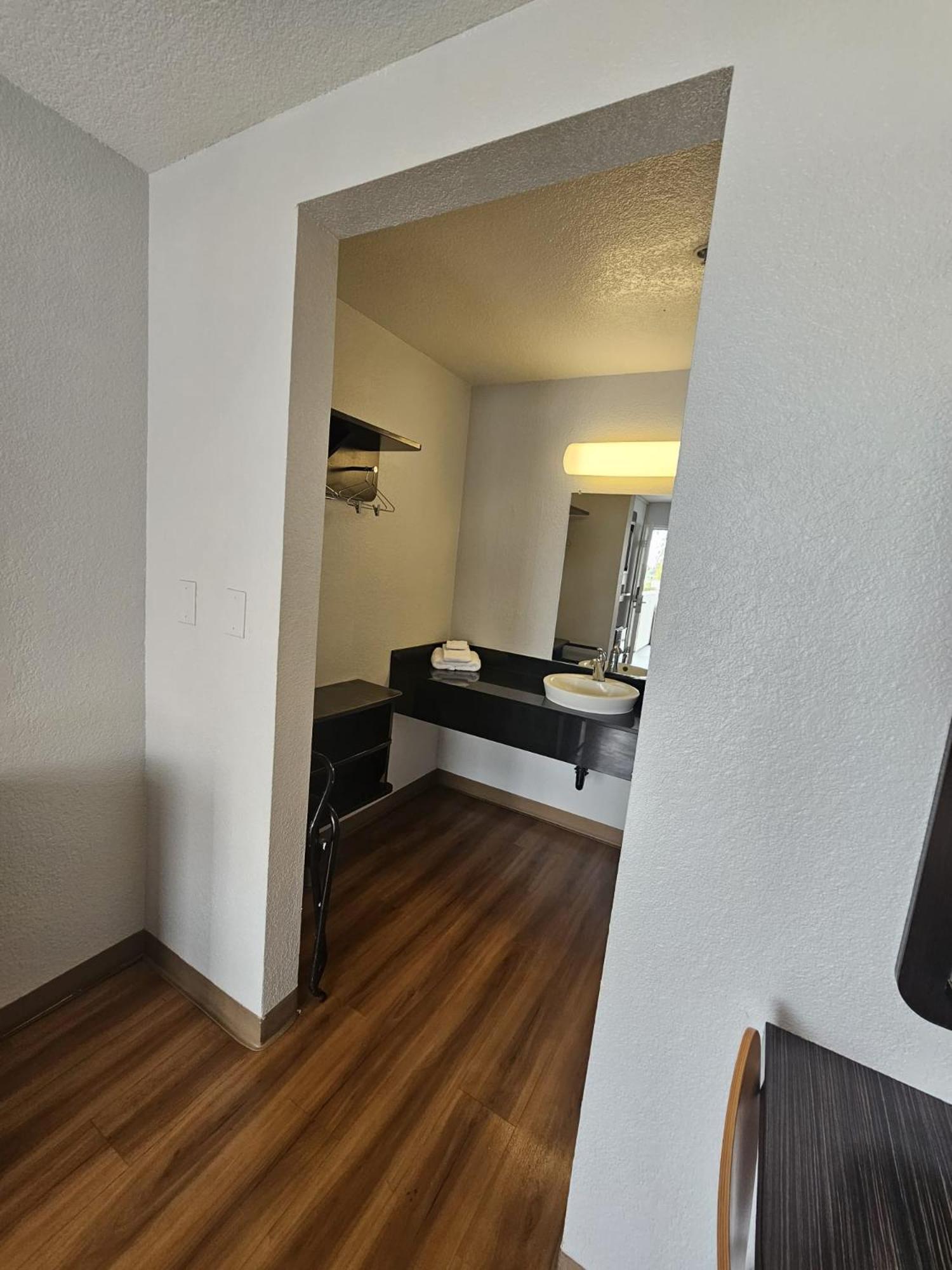 Ventura Vacations - Motel 6-Ventura, CA - South - Property Image 28