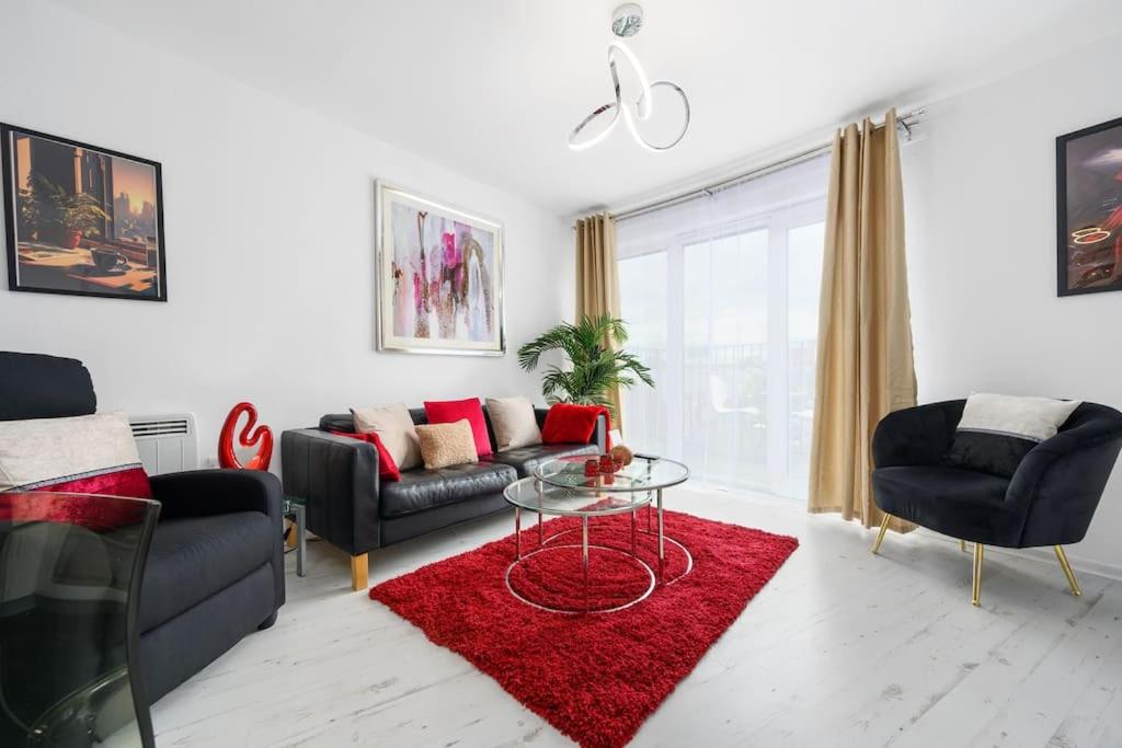 Cityfront Luxe Apt Near City Centre Facing Etihad & Coop Live, Free Parking view 4