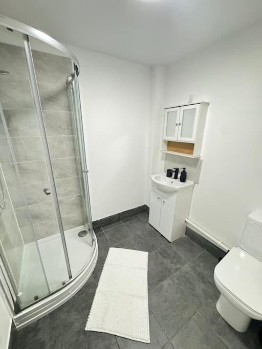 Luxury cozy 3 bed Apartment 5mins from city - free parking! view 5