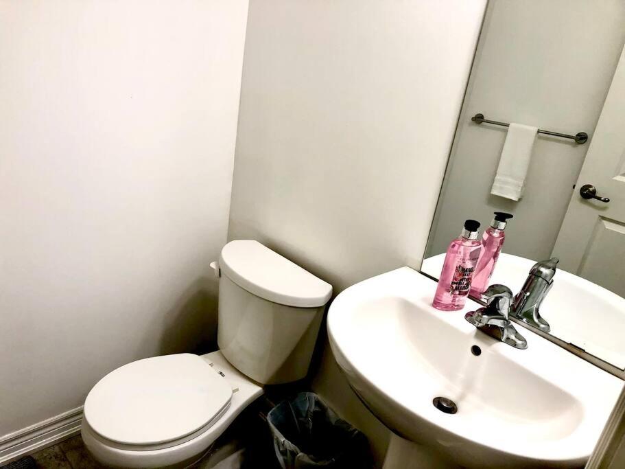 Luxury 4 Bdrm Townhome near Niagara Falls
