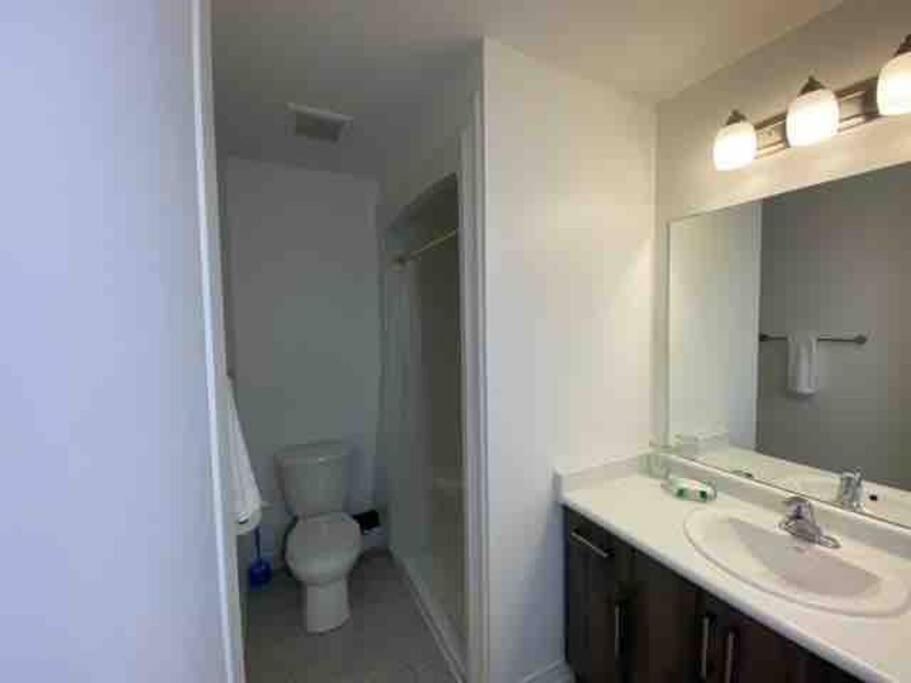 Luxury 4 Bdrm Townhome near Niagara Falls