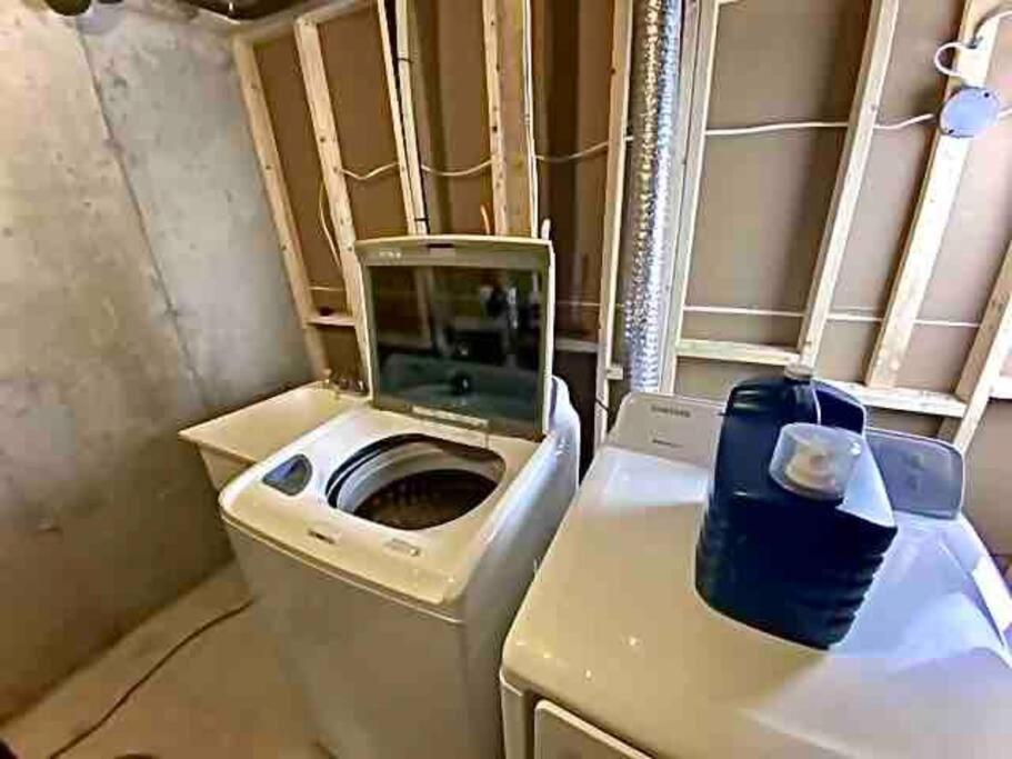 Luxury 4 Bdrm Townhome near Niagara Falls