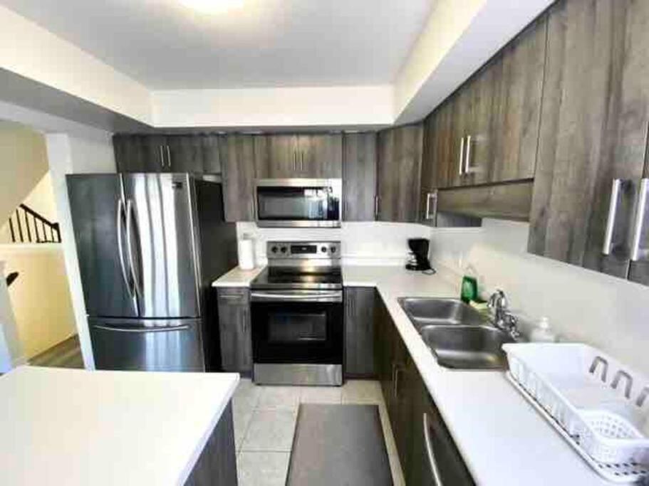 Luxury 4 Bdrm Townhome near Niagara Falls