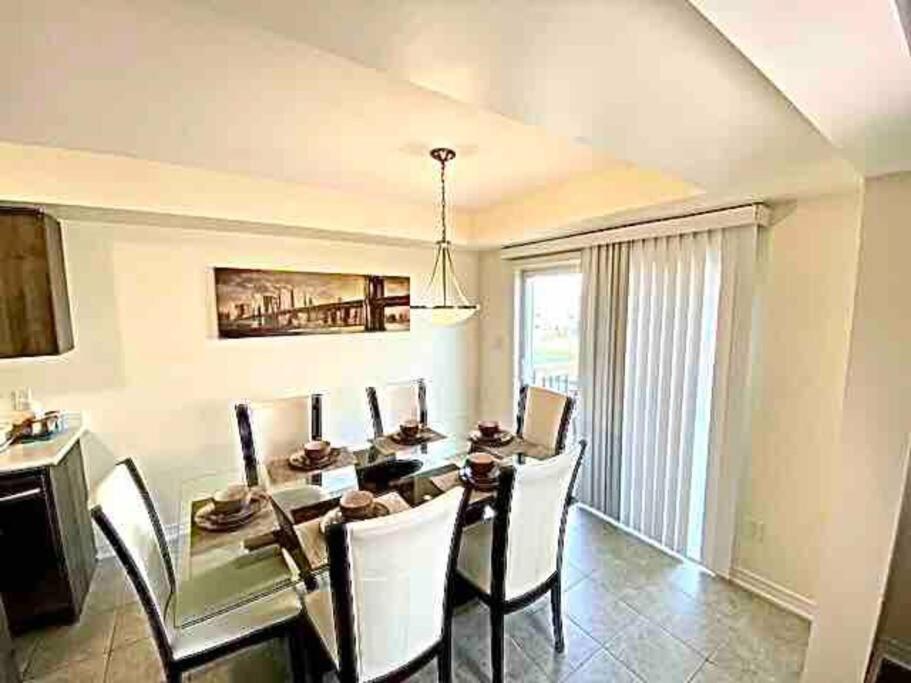 Luxury 4 Bdrm Townhome near Niagara Falls