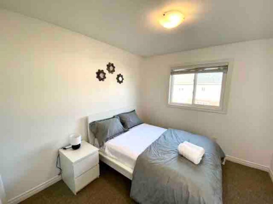 Luxury 4 Bdrm Townhome near Niagara Falls
