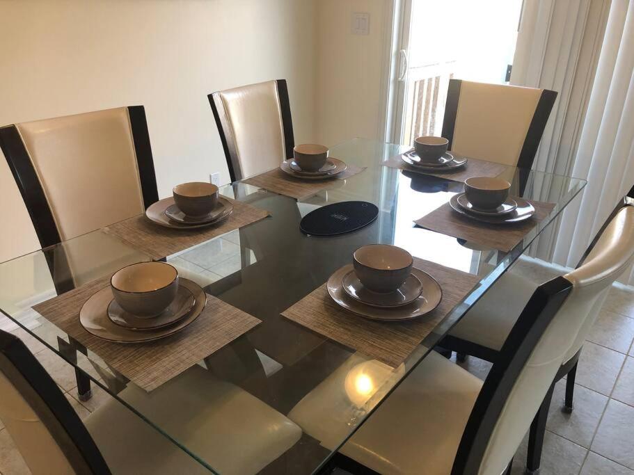 Luxury 4 Bdrm Townhome near Niagara Falls