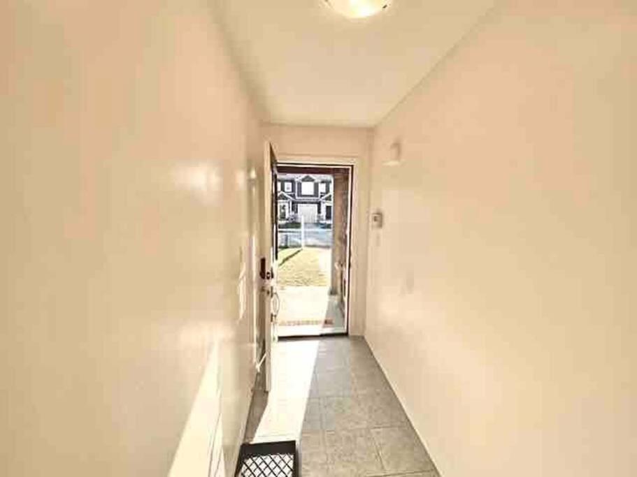 Luxury 4 Bdrm Townhome near Niagara Falls