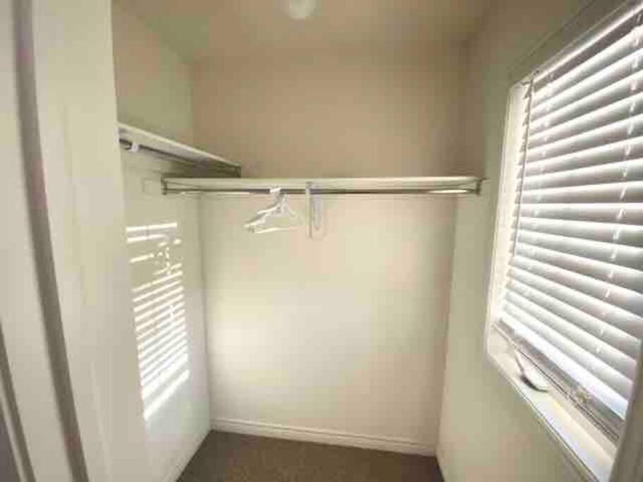 Luxury 4 Bdrm Townhome near Niagara Falls