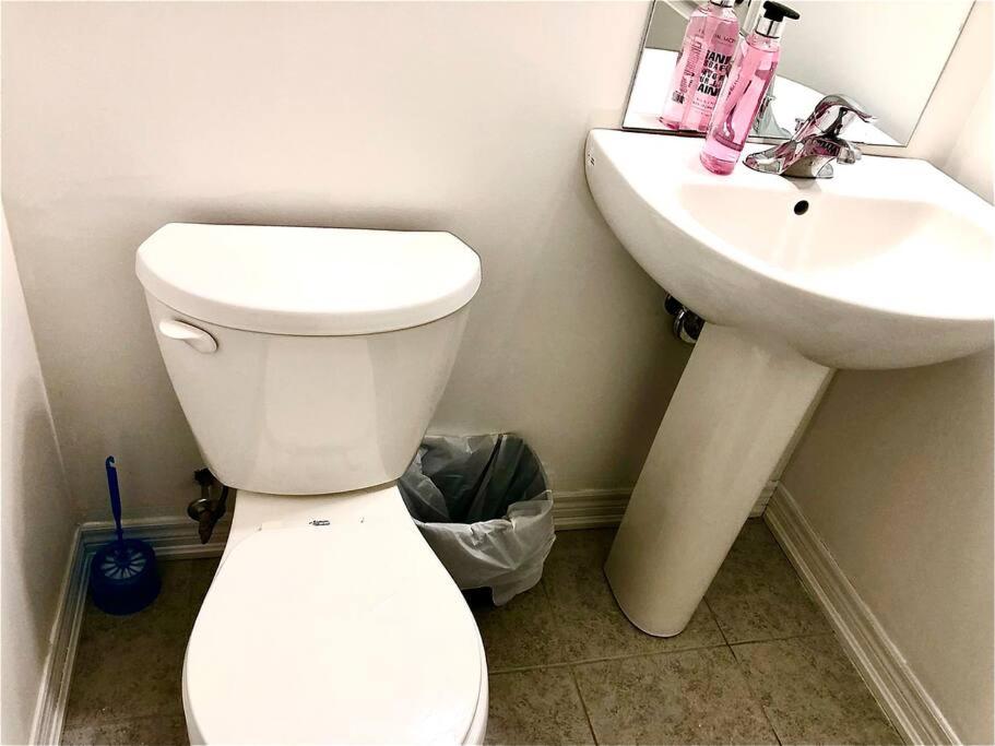 Luxury 4 Bdrm Townhome near Niagara Falls