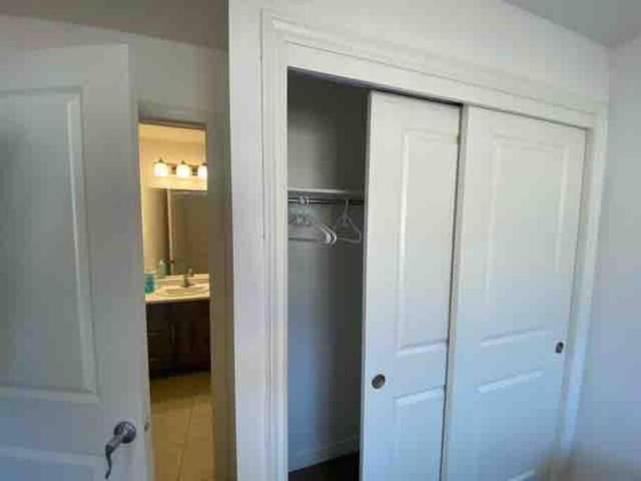 Luxury 4 Bdrm Townhome near Niagara Falls