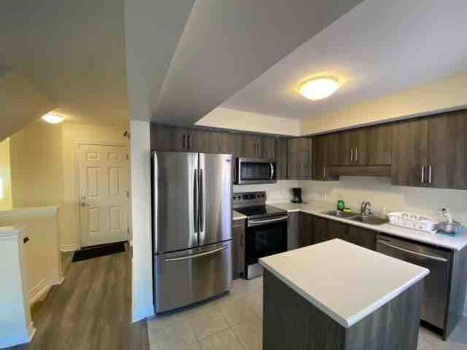 Luxury 4 Bdrm Townhome near Niagara Falls