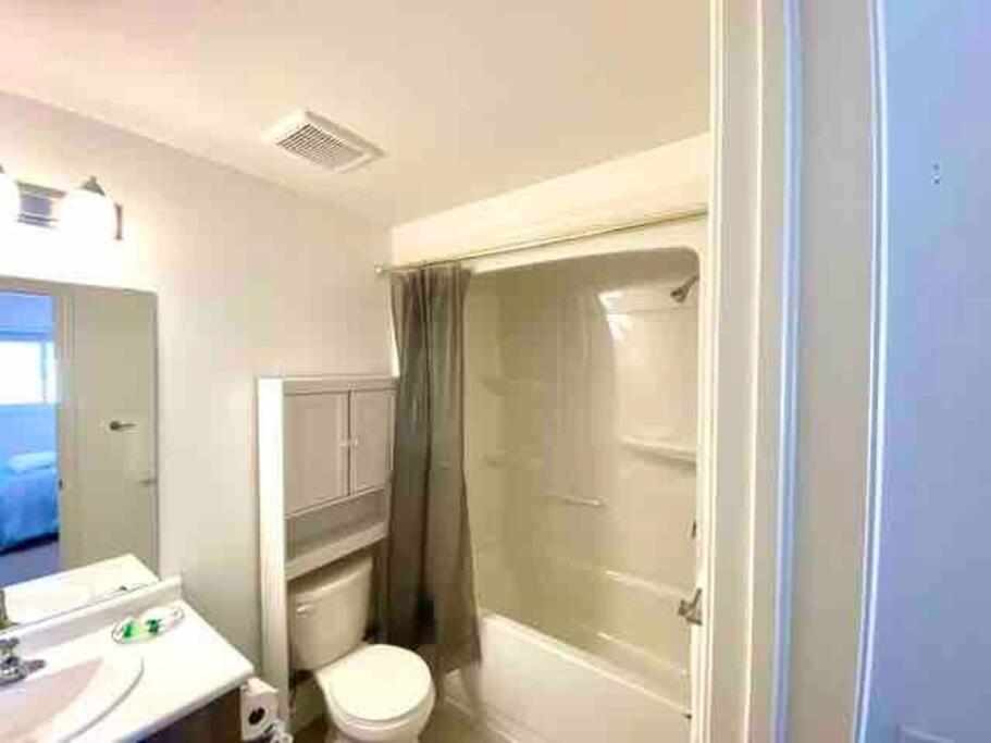 Luxury 4 Bdrm Townhome near Niagara Falls