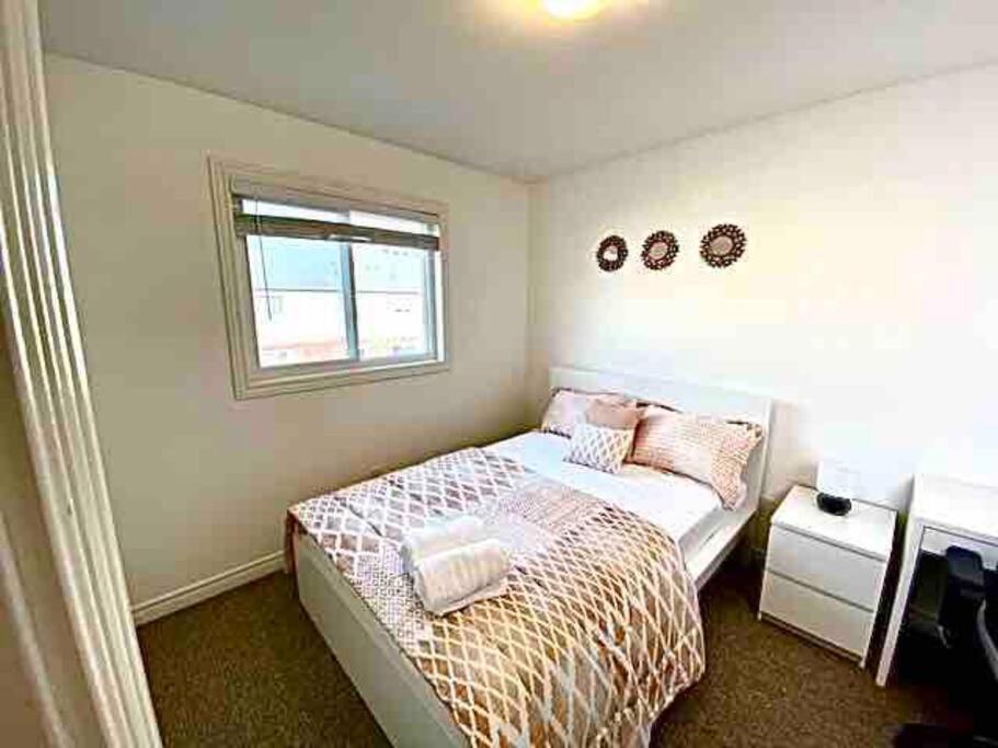 Luxury 4 Bdrm Townhome near Niagara Falls