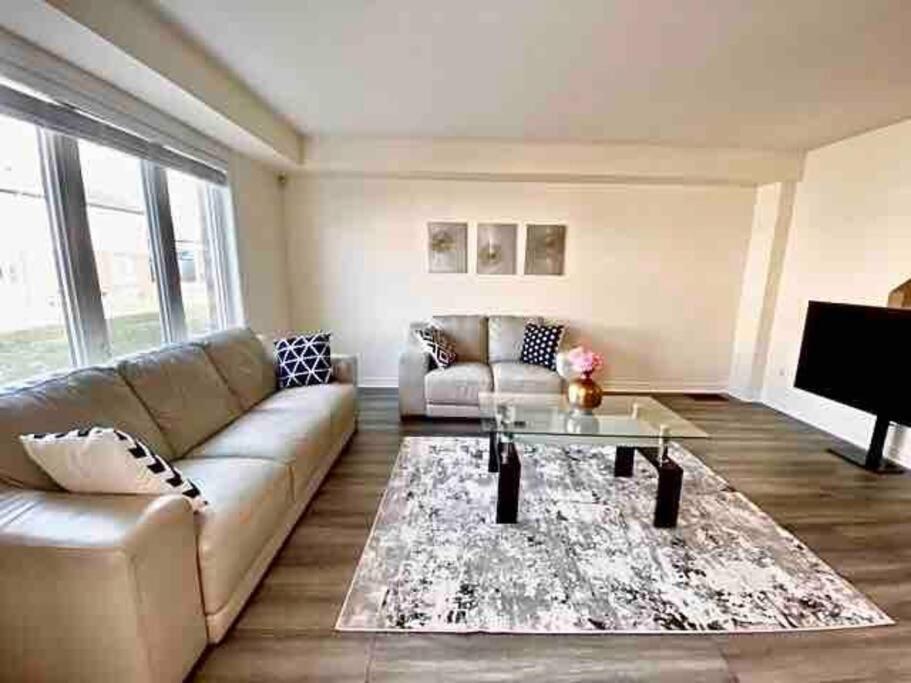 Luxury 4 Bdrm Townhome near Niagara Falls