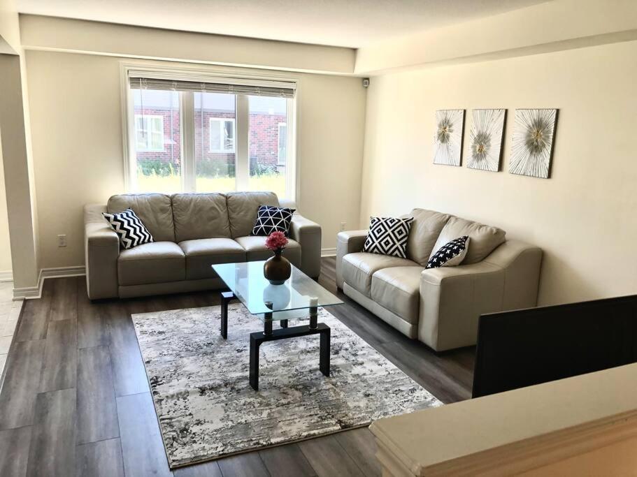 Luxury 4 Bdrm Townhome near Niagara Falls