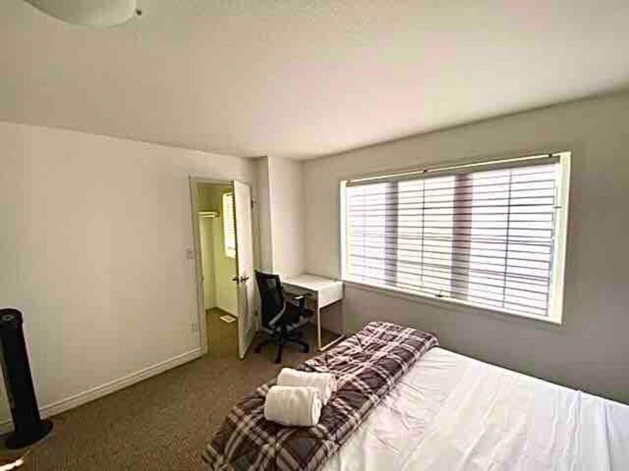 Luxury 4 Bdrm Townhome near Niagara Falls